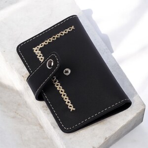 Cartera de piel negra de Hammi Leathers: cartera RFID estilo libro para hombre, 8 ranuras para tarjetas, cartera de piel de vacuno cosida a mano.