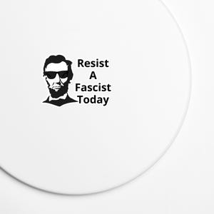 Peut inclure: Illustration en noir et blanc d'Abraham Lincoln portant des lunettes de soleil avec le texte "Resist A Fascist Today".