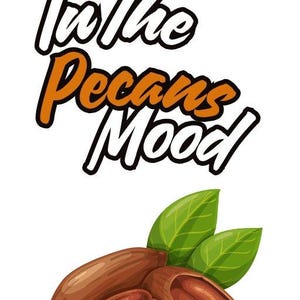 以下が含まれることがあります： 緑の葉と「In The Pecans Mood」の文字が入ったペカンナッツのイラスト。ペカンナッツは茶色で、葉は緑色、白い背景に描かれています。