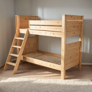 Puede incluir: Una litera de madera clara con una escalera. La cama tiene un diseño sencillo con listones horizontales en los cabeceros y los pies de cama. La habitación tiene una paleta de colores neutros con una alfombra blanca y un armario de madera.