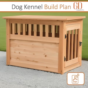 Puede incluir: Una caseta para perros de madera con frente y puerta de listones. La caseta está hecha de madera de color claro y tiene un techo inclinado. El texto "Dog Kennel Build Plan" se muestra en la parte superior de la imagen, junto con un icono PDF.