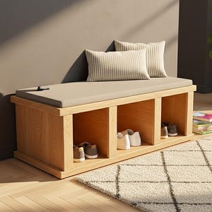 Könnte beinhalten: Schuhbank aus Holz mit drei Fächern, einer gepolsterten Sitzfläche und zwei gestreiften Kissen. Mehrere Paar Schuhe sind in den Fächern zu sehen. Die Bank steht auf einem gemusterten Teppich.