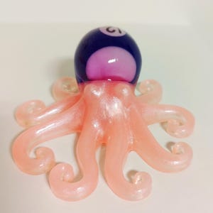 Pop art, street art, decorative object, sculpture, statuette, magnet, fridge, epoxy, handmade, colorful, pop culture, octopus, ball, billiards