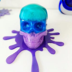Pop art, street art, contemporary, decorative object, sculpture, statue, epoxy, handmade, color, pop culture, splash, skeleton, skull, blue