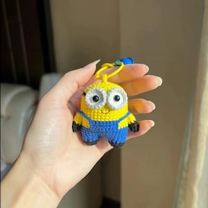 Nybörjarmönster för virkad Minion-nyckelring (PDF), Amigurumi-dockor, väska och charmleksak