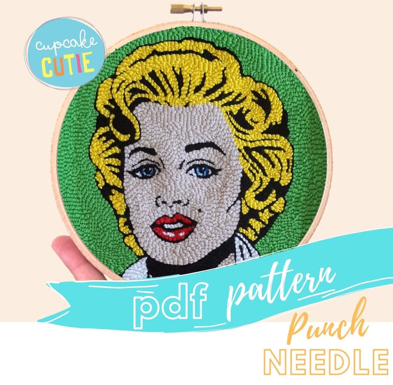 Puede incluir: Un patr&oacute;n PDF para un proyecto de bordado con aguja de punz&oacute;n que presenta un retrato de Marilyn Monroe. El patr&oacute;n est&aacute; en un aro verde con una imagen amarilla y blanca de Marilyn Monroe.