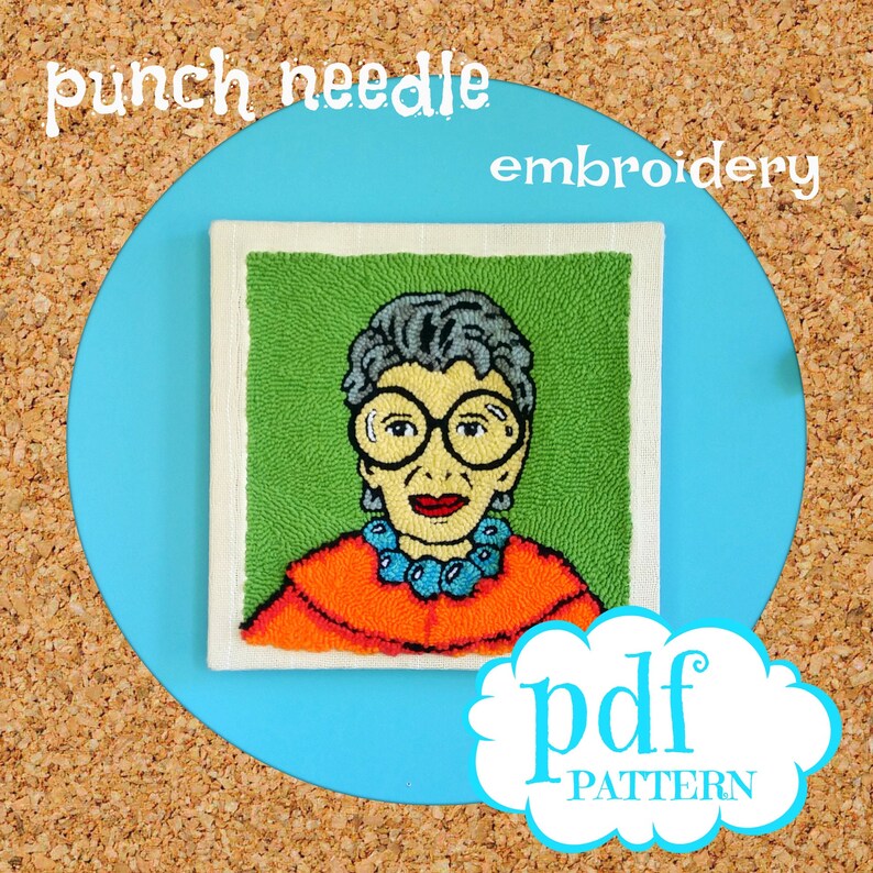 Op de afbeelding: Punch needle borduurwerk met een portret van een vrouw met een bril, een rode top en een blauwe ketting. Het kunstwerk staat op een vierkant, omgeven door een witte rand, tegen een groene achtergrond. De woorden "punch needle embroidery" en "pdf pattern" zijn ook zichtbaar.