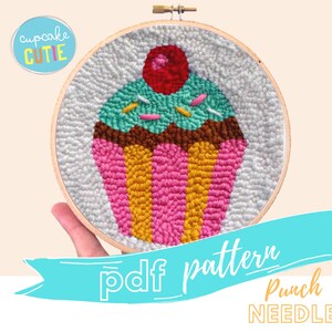 Puede incluir: Un patr&oacute;n de aguja de punz&oacute;n para una magdalena colorida con hilo rosa, amarillo, marr&oacute;n, verde y rojo. El patr&oacute;n est&aacute; en un aro y dice "pdf pattern Punch NEEDLE" en la parte inferior.
