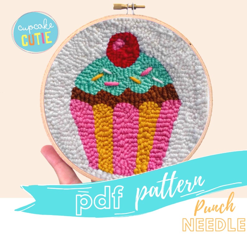 Puede incluir: Un patr&oacute;n de aguja de punz&oacute;n para una magdalena colorida con hilo rosa, amarillo, marr&oacute;n, verde y rojo. El patr&oacute;n est&aacute; en un aro y dice "pdf pattern Punch NEEDLE" en la parte inferior.