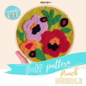 Op de afbeelding: Een PDF-patroon voor een punch needle borduurproject met een bloemenontwerp met roze, rode, oranje en groene bloemen op een gele achtergrond. Het patroon is getiteld "pdf pattern Punch NEEDLE".