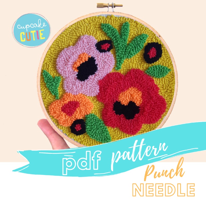 Op de afbeelding: Een PDF-patroon voor een punch needle borduurproject met een bloemenontwerp met roze, rode, oranje en groene bloemen op een gele achtergrond. Het patroon is getiteld "pdf pattern Punch NEEDLE".