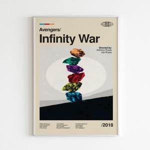 Puede incluir: Un póster de película enmarcado de Avengers: Infinity War. El póster presenta el texto del título, una pila de piedras coloridas y estilizadas, y el año 2018. El póster está en una paleta de colores neutros con un diseño minimalista.