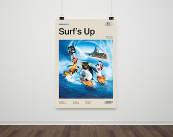 Könnte beinhalten: Ein Poster für den Animationsfilm "Surf's Up" mit Zeichentrickfiguren, die auf einer großen Welle surfen. Das Poster hat einen cremefarbenen Hintergrund mit dem Titel "Surf's Up" in fetten schwarzen Buchstaben. Das Jahr 2007 ist unten abgebildet.