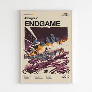 Może przedstawiać: Oprawiony plakat z tytułem "Avengers/Endgame" w czarnych literach. Grafika przedstawia scenę bitwy z postaciami w akcji, na tle fioletowo-niebieskich odcieni. Widoczny jest również rok 2019.