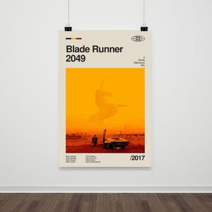 Könnte beinhalten: Ein minimalistisches Poster für den Film Blade Runner 2049 mit einem gelben und orangenen Farbschema. Das Poster zeigt eine Silhouette eines Einhorns vor einem nebeligen, wüstenartigen Hintergrund. Der Titel "Blade Runner 2049" ist in schwarzer Schrift oben auf dem Poster zu sehen, zusammen mit dem Namen des Regisseurs, "Denis Villeneuve", und dem Erscheinungsjahr, "2017".