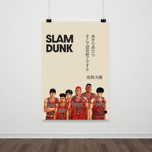 Peut inclure: Une affiche avec le texte "SLAM DUNK" en noir. En dessous, une illustration de six joueurs de basket-ball en maillots rouges. Du texte japonais est également présent sur l'affiche.
