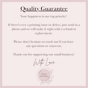 Puede incluir: Tarjeta rosa claro con el texto "Quality Guarantee" en la parte superior. El texto de abajo indica el compromiso del vendedor con la satisfacci&oacute;n del cliente, ofreciendo reembolsos o reemplazos por problemas de impresi&oacute;n. La tarjeta est&aacute; firmada "With Love" e incluye un logotipo floral.