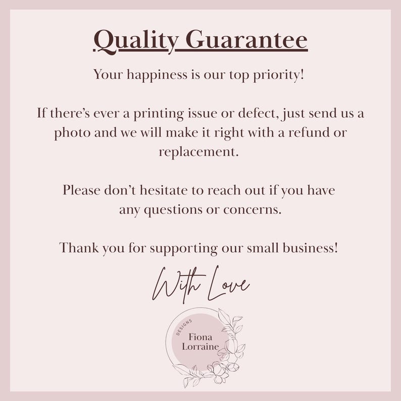 Puede incluir: Tarjeta rosa claro con el texto "Quality Guarantee" en la parte superior. El texto de abajo indica el compromiso del vendedor con la satisfacci&oacute;n del cliente, ofreciendo reembolsos o reemplazos por problemas de impresi&oacute;n. La tarjeta est&aacute; firmada "With Love" e incluye un logotipo floral.