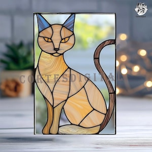 Puede incluir: Panel de vidrieras con un gato estilizado con cuerpo marrón, orejas azules y ojos amarillos. El gato está sentado, con la cola curvada. El panel tiene un borde negro y el texto "CORTES DIGITAL" es visible.