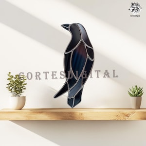 Puede incluir: Un vitral de cuervo con una combinación de colores azul oscuro y negro. El ave está posada sobre una repisa de madera. La imagen incluye el texto "Cortes Digital".