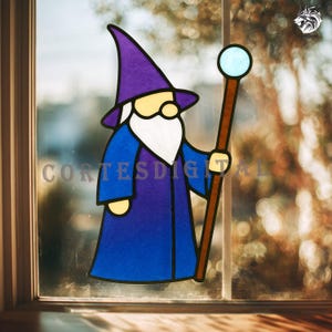 May include: A stained glass wizard with a purple hat and robe, holding a staff with a blue orb. The wizard has a white beard and is set against a window. The text "CORTESDIGITAL" is visible.