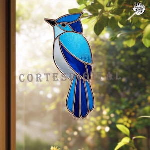 以下が含まれることがあります： 詳細なデザインのステンドグラスの青い鳥。鳥は青、白、黒の色合いで、質感のある体と洗練された輪郭の境界線が特徴です。「CORTES DIGITAL」の文字が下部に表示されています。