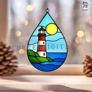 Puede incluir: Decoración de ventana de vidriera en forma de lágrima con una escena de faro. El faro es rojo y blanco, sobre un cielo azul con un sol amarillo. La tierra verde y el agua azul completan la vista costera.
