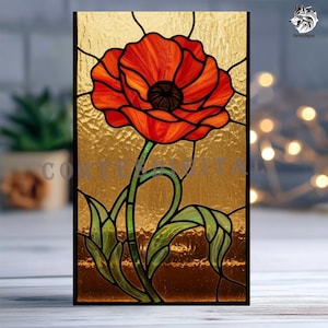 Puede incluir: Un panel de vidrieras con una vibrante flor de amapola roja con un centro oscuro, sobre un fondo dorado texturizado. La amapola tiene hojas y tallo verdes. El panel está enmarcado en negro.