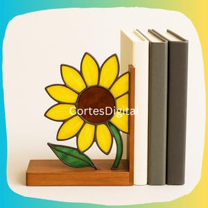 Könnte beinhalten: Ein Glasmalerei-Sonnenblumen-Buchstütze mit gelben Blütenblättern, einem braunen Zentrum und einem grünen Stiel und Blatt. Die Buchstütze ist aus Holz und hält drei Bücher. Der Text "CortesDigital" ist sichtbar.