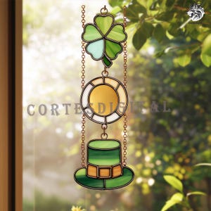 May include: Stained glass St. Patrick's Day decoration featuring a four-leaf clover, a gold and white circle, and a green leprechaun hat. The decoration hangs from a chain and has the text "CORTE DIGITAL".