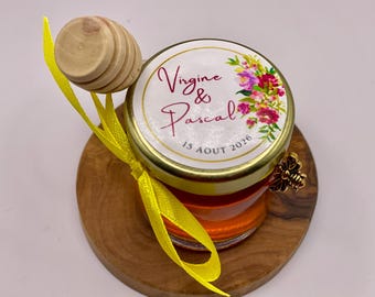 Wedding Favors. Personalized honey jars with a honey dipper and a bee-shaped pendant.