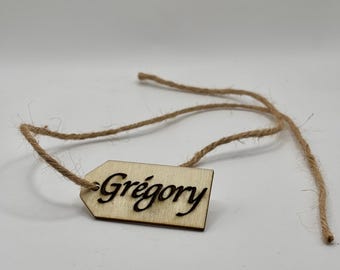 Personalized wooden place card with jute string - Laser engraving of each of your guests' names