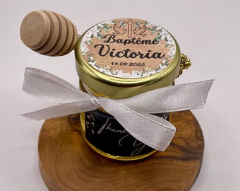 Baptism guest gifts. Small, 100% personalized honey pots with a honey spoon and a golden bee-shaped pendant.