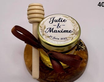 Country, boho theme. Wedding guest gifts. Personalized honey pots with a honey spoon and bee-shaped pendant.