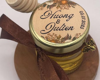 Terracotta Theme - Honey Pot - Wedding Guest Gifts. Personalized honey pots with honey spoon and bee pendant.