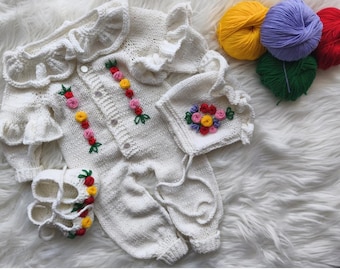 Handstickad babyflick-sparkdräkt med mössa och tossor, broderad blommig bomullsjumpsuit för nyfödd, baby coming home-outfit, storlek 56-68