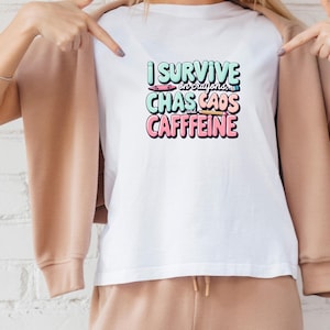 SVG para profesor: Sobrevivo con crayones, caos y cafeína. Diseño divertido de camiseta con letras de burbujas en tonos pastel. Bonito regalo para profesor en taza o camiseta.