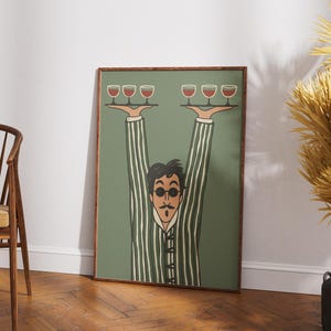K&ouml;nnte beinhalten: Ein gerahmter Kunstdruck mit einer stilisierten Illustration einer Person mit dunklem Haar, Schnurrbart und runder Sonnenbrille, die eine gr&uuml;n-wei&szlig; gestreifte Jacke tr&auml;gt und zwei Tabletts mit je drei Gl&auml;sern mit roter Fl&uuml;ssigkeit &uuml;ber dem Kopf h&auml;lt.
