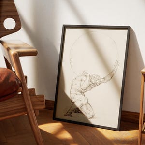 Puede incluir: Una impresi&oacute;n art&iacute;stica enmarcada que presenta un boceto detallado de Atlas, una figura de la mitolog&iacute;a griega, sosteniendo una gran esfera. La obra de arte es en blanco y negro, con un marco negro. La impresi&oacute;n est&aacute; apoyada contra una pared, junto a una silla de madera.