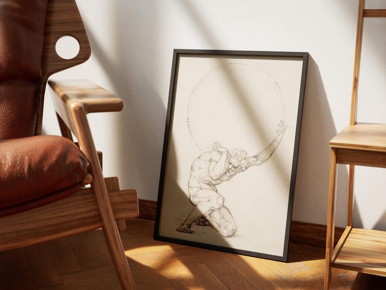 Puede incluir: Una impresi&oacute;n art&iacute;stica enmarcada que presenta un boceto detallado de Atlas, una figura de la mitolog&iacute;a griega, sosteniendo una gran esfera. La obra de arte es en blanco y negro, con un marco negro. La impresi&oacute;n est&aacute; apoyada contra una pared, junto a una silla de madera.