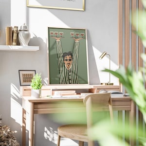 K&ouml;nnte beinhalten: Ein gerahmter, rechteckiger Wandkunstdruck mit einer Cartoon-Illustration einer Person mit dunklem Haar und Sonnenbrille, die ein gr&uuml;n-wei&szlig; gestreiftes Hemd tr&auml;gt. Die Person h&auml;lt zwei Tabletts &uuml;ber dem Kopf, auf denen jeweils drei Weingl&auml;ser stehen.