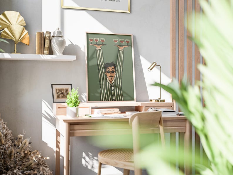 K&ouml;nnte beinhalten: Ein gerahmter, rechteckiger Wandkunstdruck mit einer Cartoon-Illustration einer Person mit dunklem Haar und Sonnenbrille, die ein gr&uuml;n-wei&szlig; gestreiftes Hemd tr&auml;gt. Die Person h&auml;lt zwei Tabletts &uuml;ber dem Kopf, auf denen jeweils drei Weingl&auml;ser stehen.