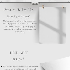 K&ouml;nnte beinhalten: Eine Infografik zu Papiersorten mit dem Text Poster Rolled Up, Matte Paper 189 g/m2, Fine Art 285 g/m2 und Premium Poster. Das Bild zeigt ein wei&szlig;es Blatt Papier, das mit zwei Holzklammern befestigt ist, sowie eine Nahaufnahme von strukturiertem Papier.