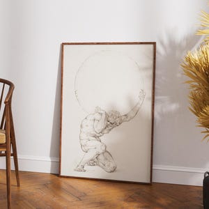 Puede incluir: Una impresi&oacute;n enmarcada con un boceto detallado de Atlas, una figura mitol&oacute;gica, sosteniendo una gran esfera. La obra de arte est&aacute; en un marco de madera, apoyada contra una pared blanca. Una silla de madera es visible en el fondo.