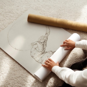 Puede incluir: Dibujo a l&aacute;piz detallado de una figura musculosa sosteniendo una esfera, con un papel blanco enrollado y un tubo de papel marr&oacute;n. La obra de arte est&aacute; sobre una hoja grande blanquecina, colocada sobre una alfombra clara.