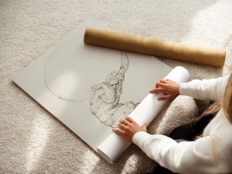 Puede incluir: Dibujo a l&aacute;piz detallado de una figura musculosa sosteniendo una esfera, con un papel blanco enrollado y un tubo de papel marr&oacute;n. La obra de arte est&aacute; sobre una hoja grande blanquecina, colocada sobre una alfombra clara.