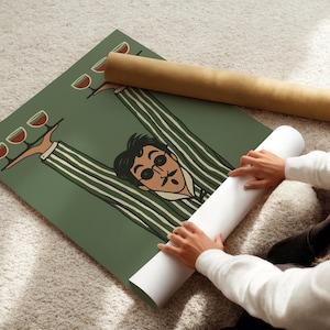 K&ouml;nnte beinhalten: Ein rechteckiger Kunstdruck auf olivgr&uuml;nem Hintergrund mit einer stilisierten Illustration einer Person mit dunklem Haar und runder Brille, die eine wei&szlig;-gr&uuml;n gestreifte Jacke tr&auml;gt und Tabletts mit mehreren Gl&auml;sern Rotwein hochh&auml;lt.