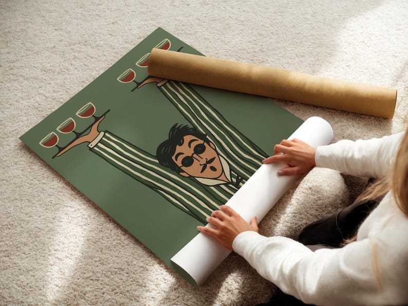 K&ouml;nnte beinhalten: Ein rechteckiger Kunstdruck auf olivgr&uuml;nem Hintergrund mit einer stilisierten Illustration einer Person mit dunklem Haar und runder Brille, die eine wei&szlig;-gr&uuml;n gestreifte Jacke tr&auml;gt und Tabletts mit mehreren Gl&auml;sern Rotwein hochh&auml;lt.