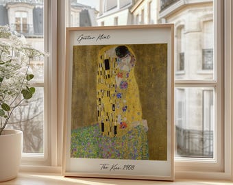 Könnte beinhalten: Gerahmter Druck von Gustav Klimts Kunstwerk "Der Kuss 1908". Der Druck zeigt ein sich umarmendes Paar mit goldenen, gelben und schwarzen geometrischen Mustern. Die Figuren sind vor einem goldenen Hintergrund platziert, mit dem Namen des Künstlers und dem Titel.