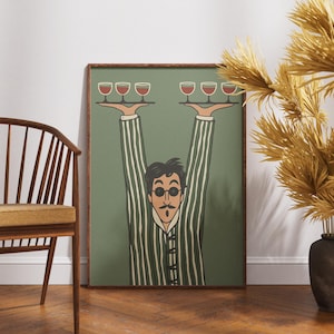 K&ouml;nnte beinhalten: Ein gerahmter Kunstdruck mit einer Cartoon-Illustration einer Person mit Schnurrbart und runder Brille, die ein gr&uuml;n-wei&szlig; gestreiftes Hemd tr&auml;gt. Die Person h&auml;lt zwei Tabletts &uuml;ber dem Kopf, auf denen jeweils drei Gl&auml;ser mit Rotwein stehen.